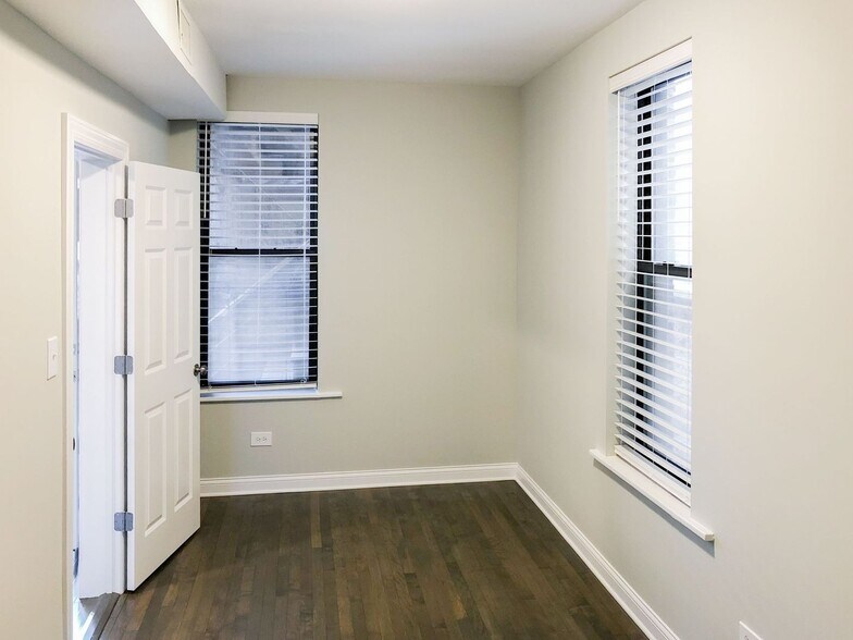 Building Photo - 1320 W Diversey Pky