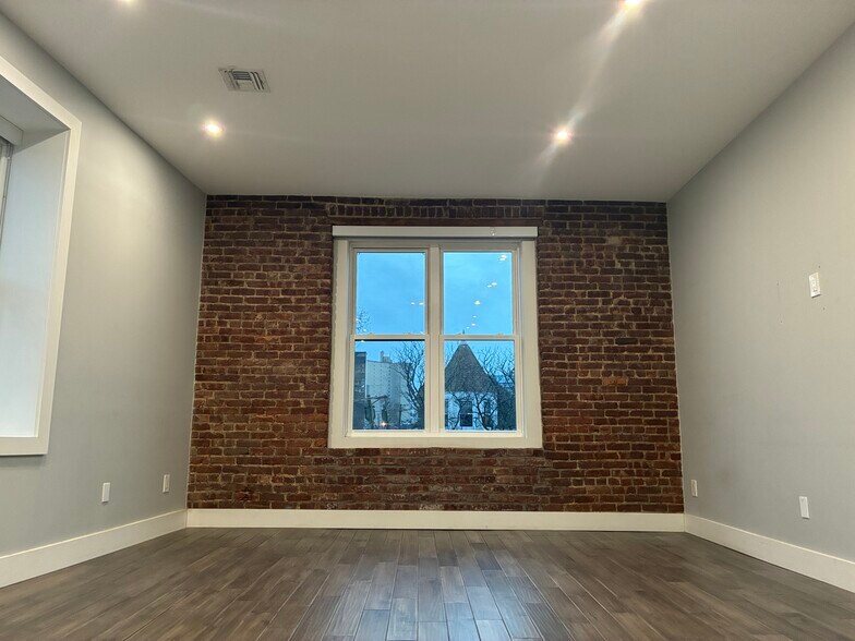 Living room - 100 Oak St