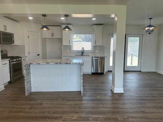 Building Photo - 3+2 RENOVATED W/Drive-Through Garage!
