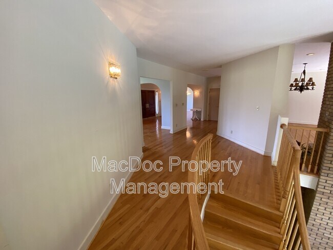 Building Photo - 11225 N Club Dr