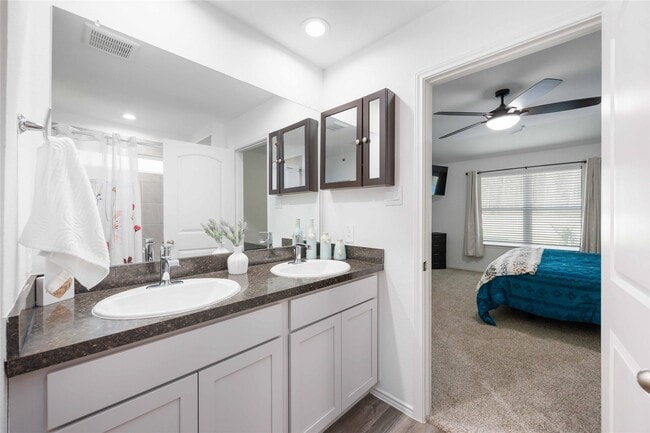 Building Photo - 24034 Sunview Vly Dr