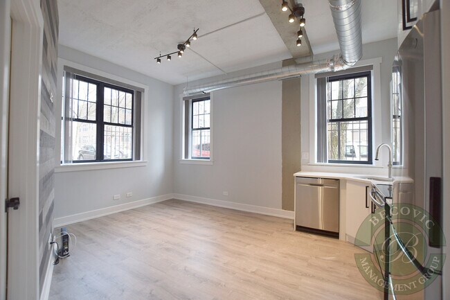 Building Photo - 7645 N Sheridan Rd