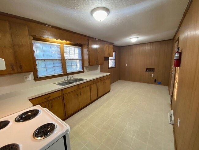 Building Photo - Northeast Home