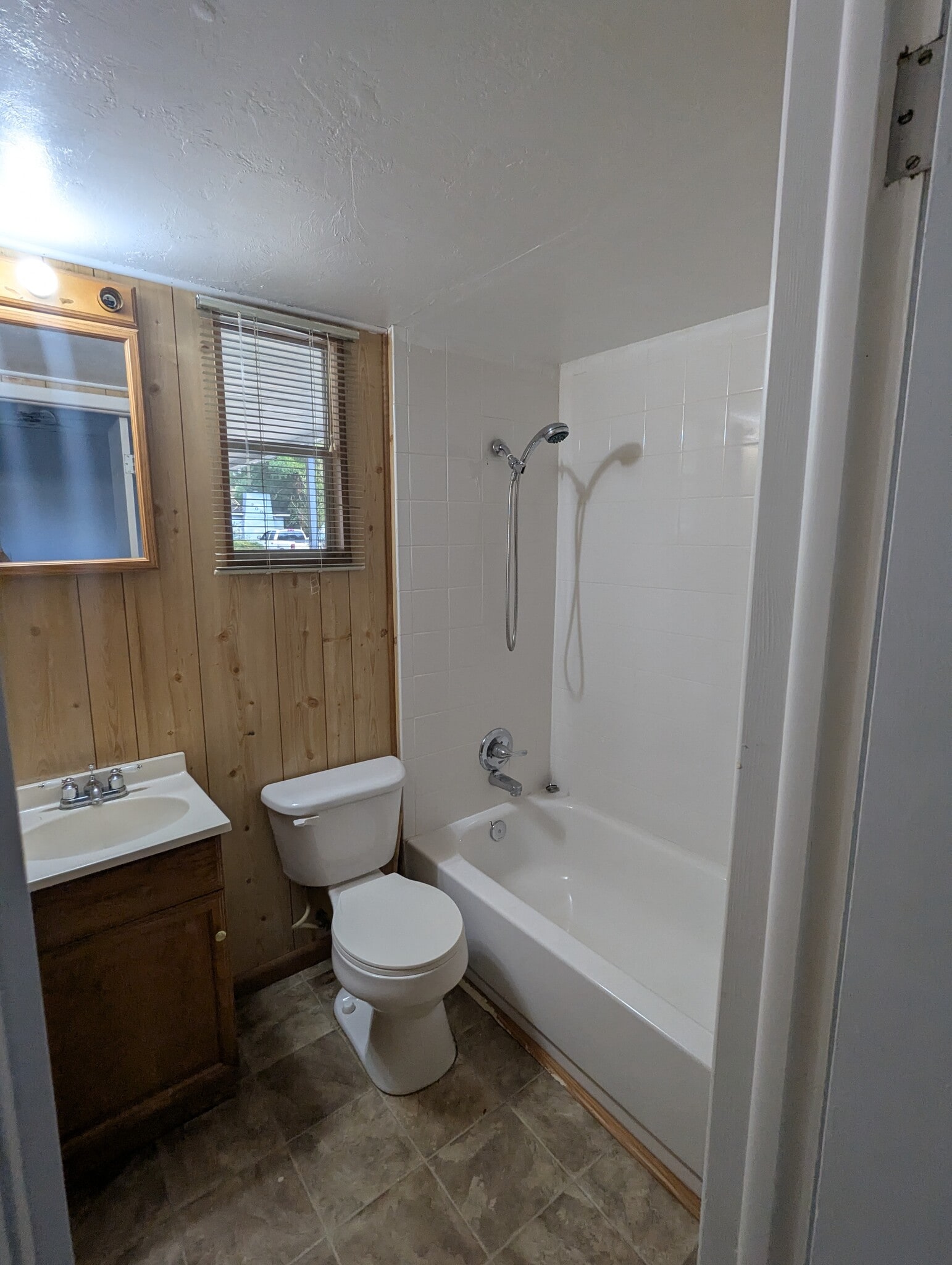 Building Photo - 2002 NE 15th Ter