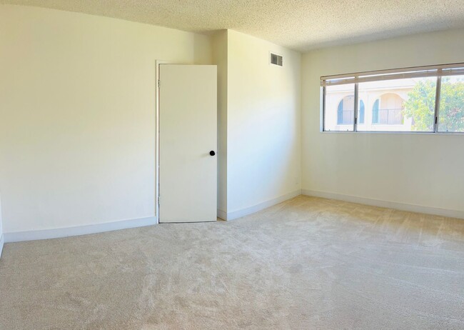 Building Photo - Beautiful 2 bedroom Condo