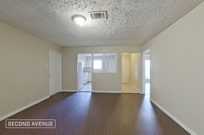 Building Photo - LIMITED TIME: $725 off second month’s rent...