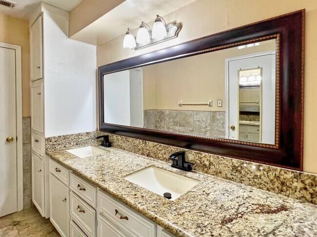 Building Photo - 16902 Summit Oaks Ln