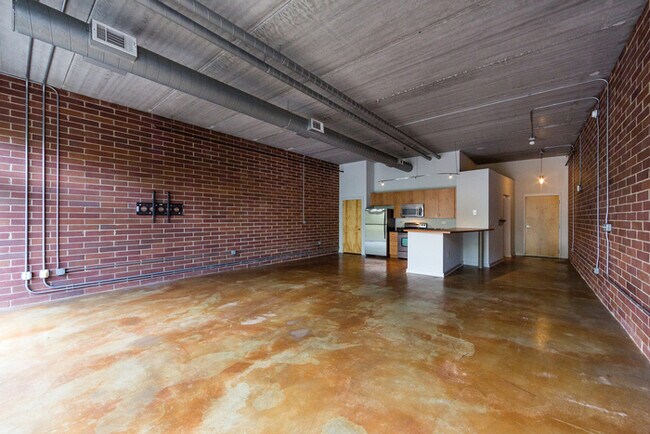 Building Photo - Amazing Industrial Studio at 626 N Graham!