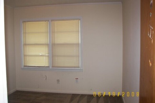 Building Photo - 3 bedroom 2 bath home