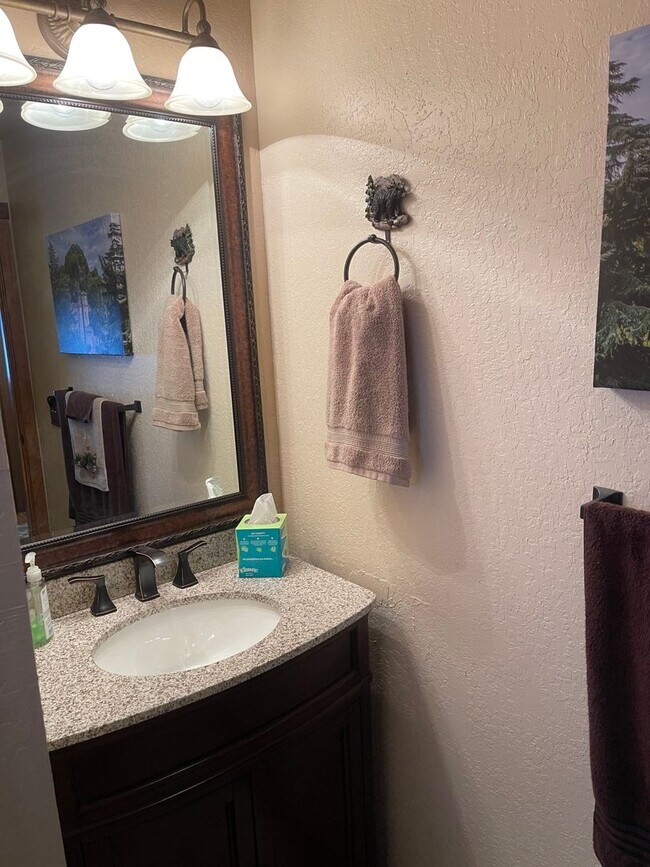 Building Photo - Beautiful furnished house in Stateline available now!