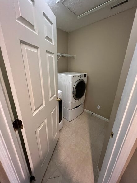 Building Photo - 2898 Andover Cir