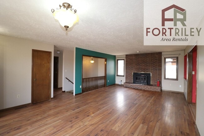 Building Photo - 1554-3325 3325 Ave