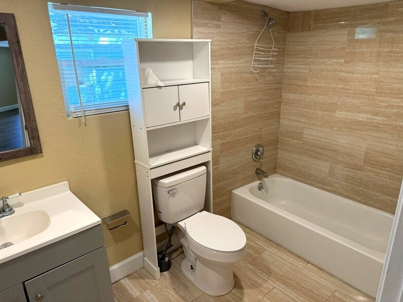 Building Photo - 803 Rushing St