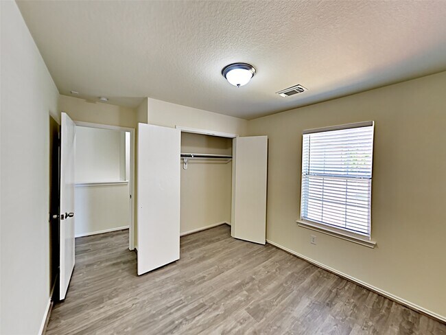 Building Photo - 12402 Grossmount Dr