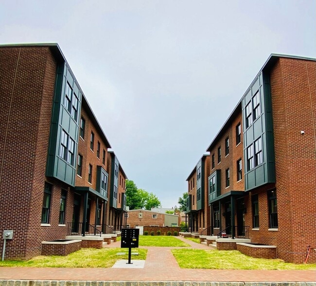 Building Photo - 117-117 Thornton Ln