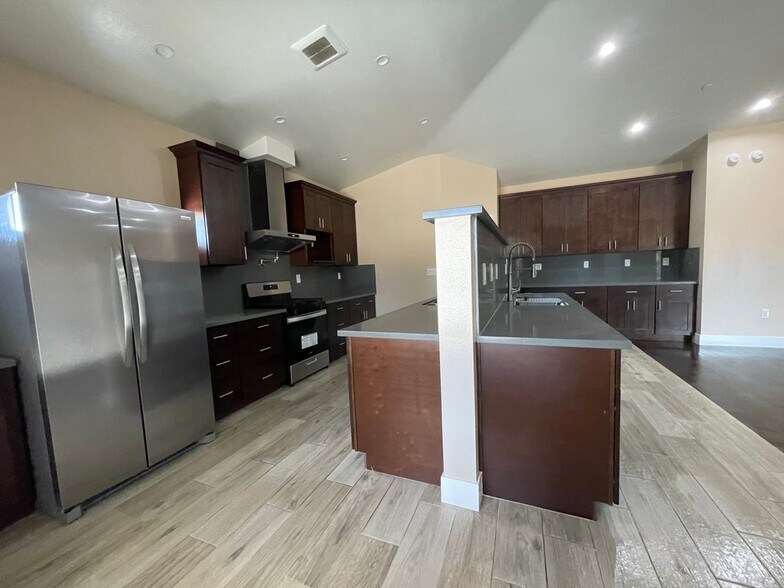Building Photo - 17515 Live Oak St