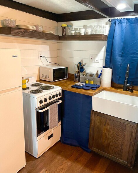 Full Kitchen - 3826 Marianna Rd