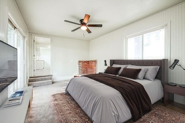 Building Photo - Beautifully Updated 3-Bedroom Single-Famil...