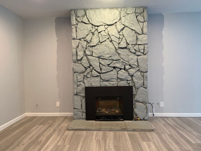 Building Photo - Beautifully upgraded interior, one dog considered.