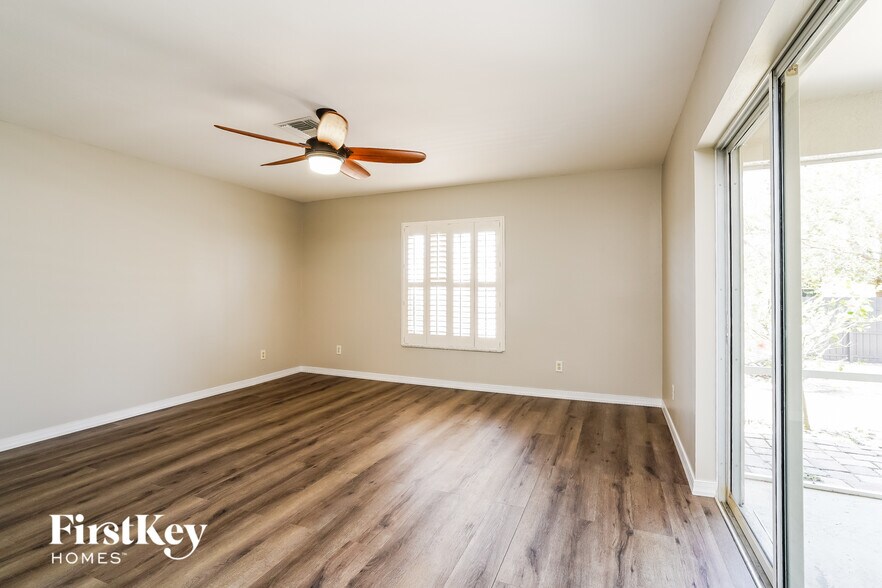 Building Photo - 4028 NE 10th Pl