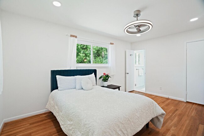 Building Photo - 6607 Lone Oak Dr