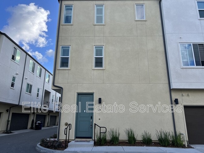 Building Photo - 5465 Seacliff Pl