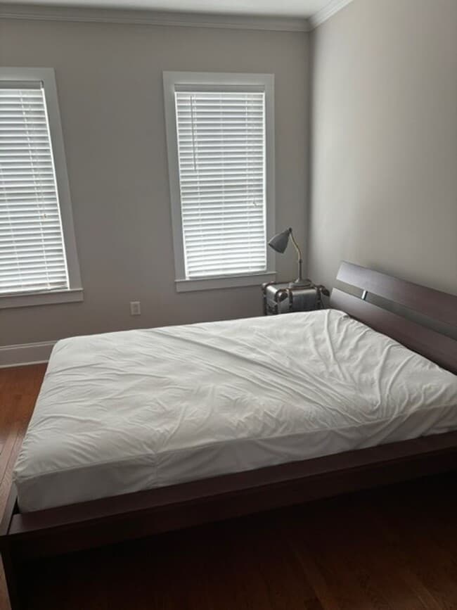 Building Photo - Available Now Fully Furnished Town Home in...