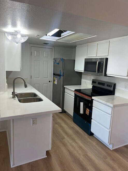Building Photo - 3550 Bay Sands Dr