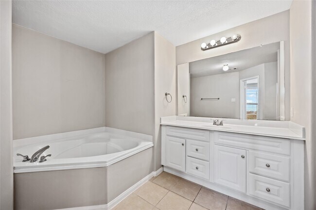 Building Photo - 16267 Silver Wing Ln