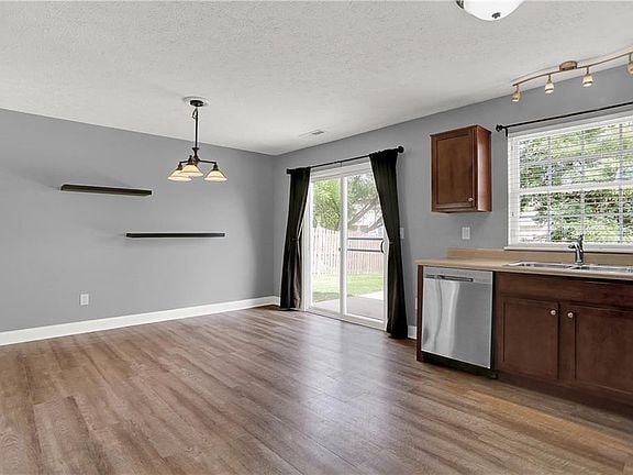 Building Photo - 18808 Edwards Grove Dr