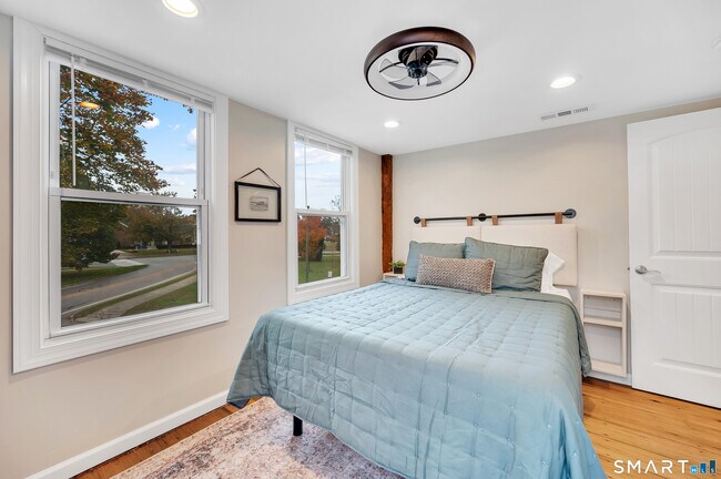 Building Photo - 736 Main St