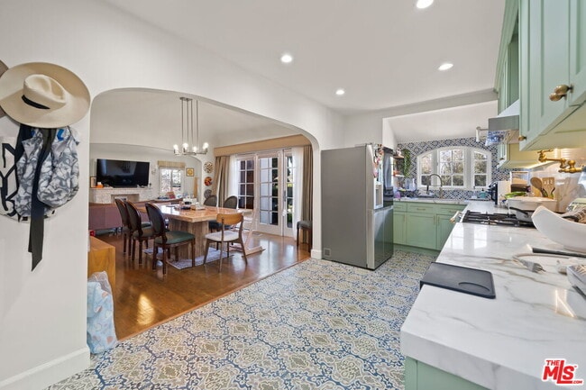 Building Photo - 962 S Plymouth Blvd