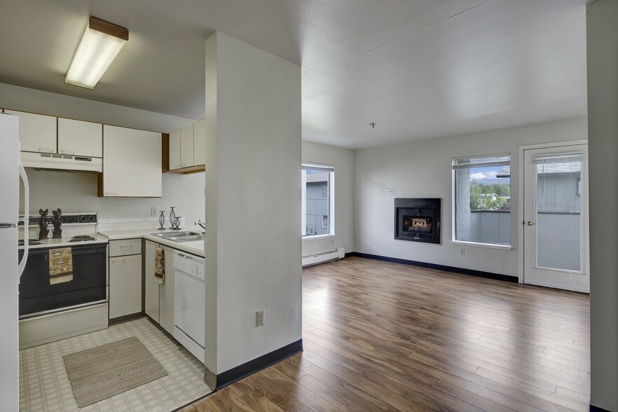 Silver Ridge Apartments - Kitchen and Living Room - Silver Ridge