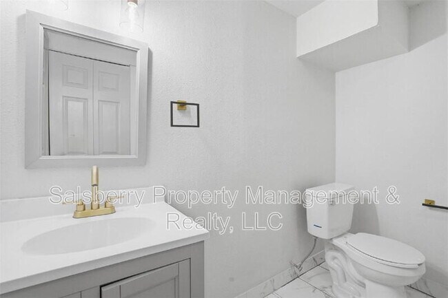 Building Photo - 1100 SE 9th St