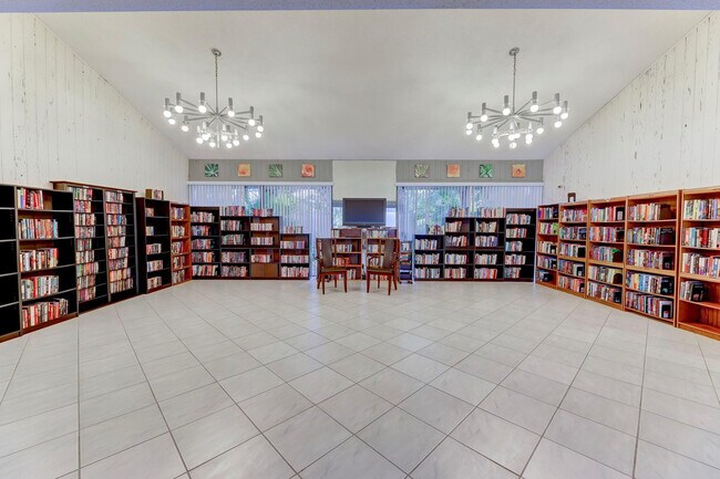 Building Photo - 2334 S Cypress Bend Dr