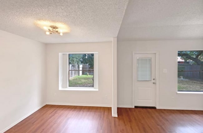 Building Photo - 2094 Ridgewood Cir