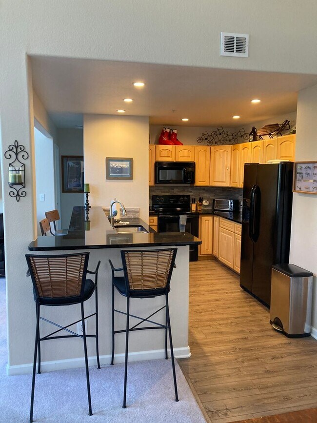 Building Photo - Bright and updated 3 bedroom with loft, In Unit Washer & Dryer, Large windows