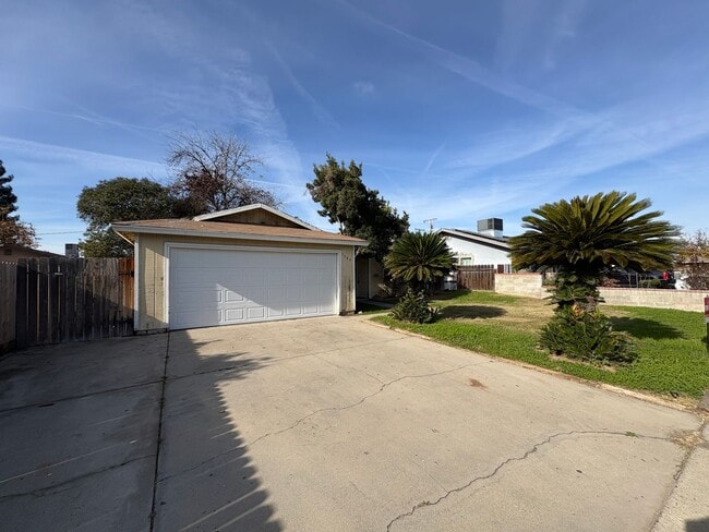 Building Photo - Spacious NW Visalia Home Rent Ready!
