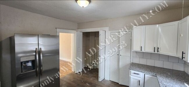 Building Photo - Large 2-story 4 Bed 1.5 Bath Home in Leave...