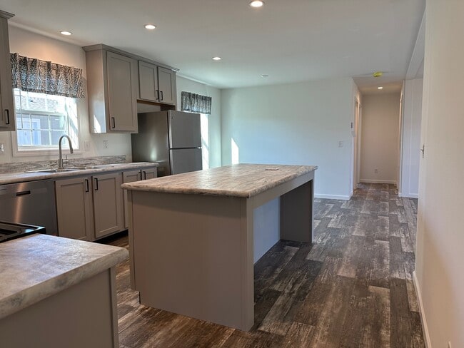 Building Photo - 311 E 36th Pl