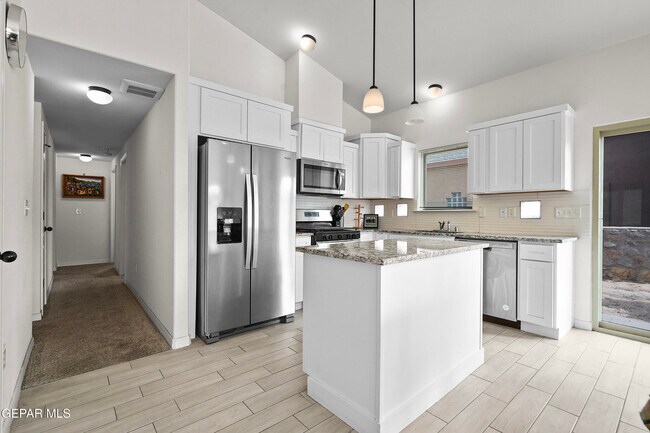 Building Photo - 14761 Mike a Mendoza Ave