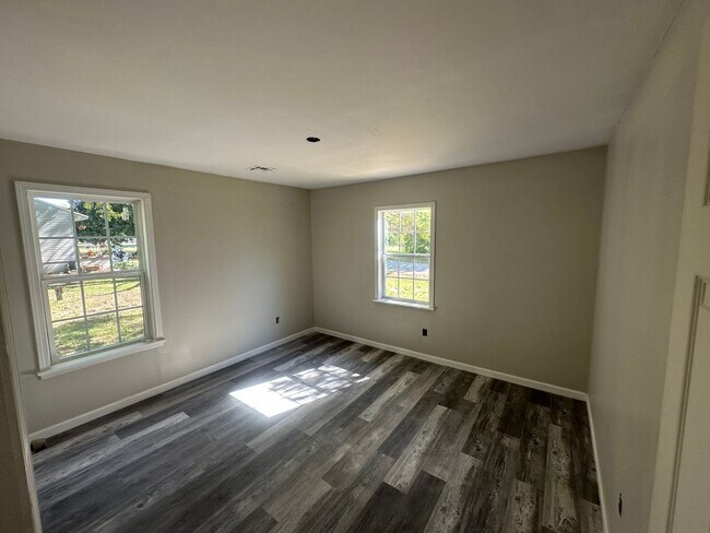 Building Photo - Cozy home in North Tulsa on a quiet street...