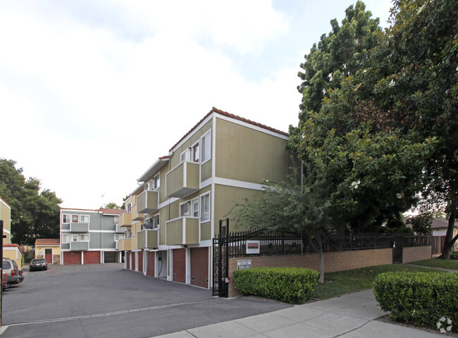 Primary Photo - Reed Oaks Apartments