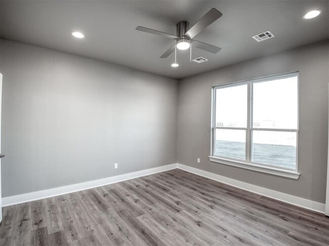 Building Photo - 609 Abadan Dr