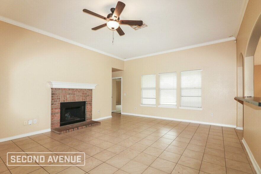 Building Photo - 5945 Sutherland Dr