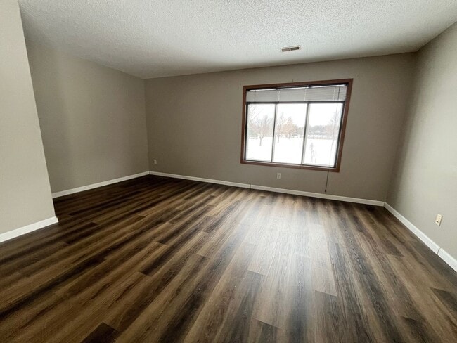 Building Photo - Rent Special - Spacious End Unit 2 Bed/1 Bath Townhome!