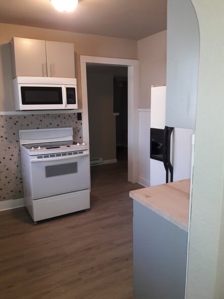 Building Photo - 402 Henry St