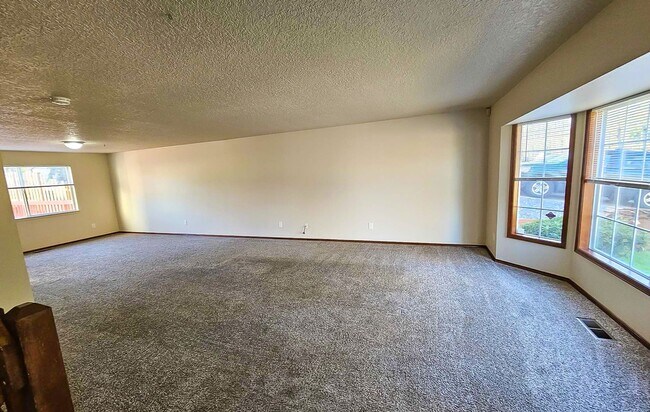 Building Photo - Spacious 2467 sq ft 4 Bedroom 2.5 Bath hom...