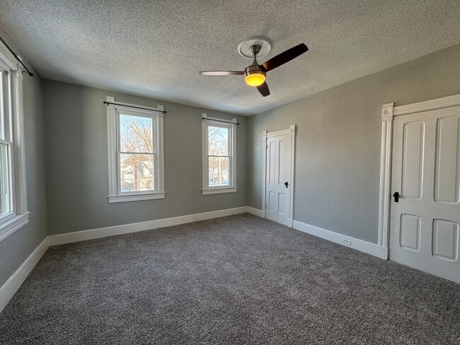Building Photo - 3 bedroom 2 full bath home for rent Call T...