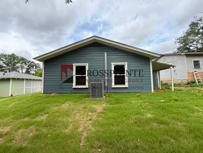 Building Photo - Newly Renovated 3 Bedroom 1 Bathroom Home!